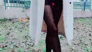 与三个兴奋的青少年进行激烈的群交