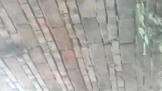少女学生在她的皮革屁股上被大量射精