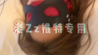 换妻传媒约小夫妻4P交换 不尽兴再来一场 白色网袜情趣装 一起怼着骚穴激情猛操