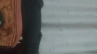 御姐范带着眼镜美妞，激情大战头套男，白丝美腿高跟鞋，双腿肩上扛深插，扶着JB上位骑坐，搞完不满足用假屌自慰