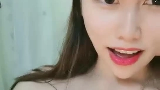 舔和用手指刺激年轻的剃光阴户,直到高潮