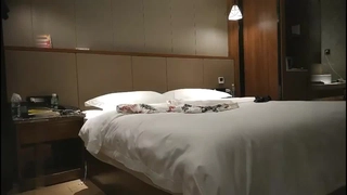 真实原味自拍，约少妇出来偷情，还接电话！