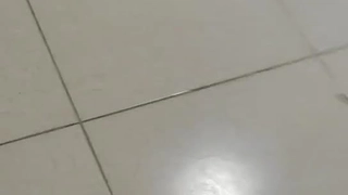 菲律宾学生在厕所自慰被同学发现