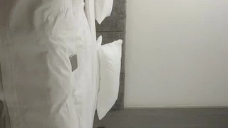 俄罗斯牛OR猪OR狗被窝里拍个自己逼给大家看看，想调教或空降留v我加你.有门槛！白票靠边