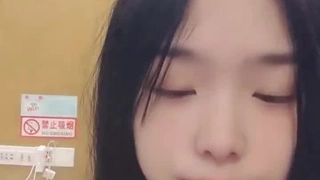 ?? 长发气质美少妇全裸自慰，手指掰穴，粉嫩骚穴给狼友看