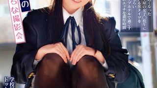 少女继妹享受她的继母的大奶子