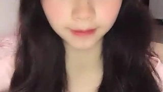 大学生Andi Anderson在继女角色扮演中被肛交