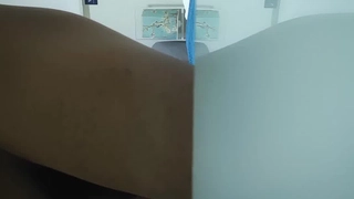 深色头发的美女在高清视频中享受激烈的舔阴