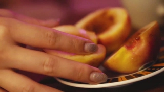 Emo女孩在高清中激烈的骑乘和奶油般的高潮