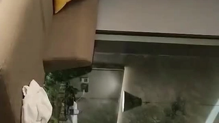 业余情侣在沙发上享受性爱