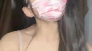 年轻女孩在POV中第一次尝到继兄弟香蕉的味道