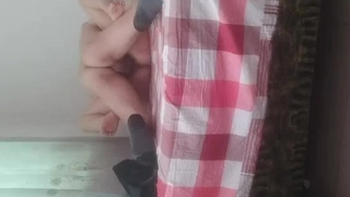 【午夜寻花】再约奶茶店眼镜大奶妹子，沙发调情扣逼玩振动棒喷水猛操，很是诱惑喜欢不要错过