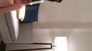 背著男友偷偷出來和我約炮的大奶子美女，讓她穿上情趣絲襪射她一臉…