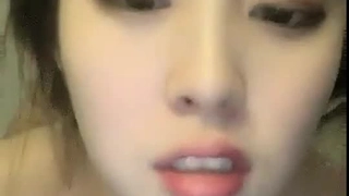 无毛嫩穴活泼少女 ！新人刚下海 ！全裸诱惑贫乳 ，水晶假屌骑乘 ，手指扣弄振动棒 ，太爽了浪叫