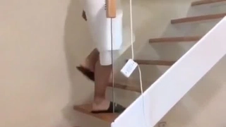 黑丝高跟鞋极品风骚御姐，撩起衣服露白嫩大奶，开档丝袜假屌爆插，高潮呻吟出白浆，淫语骚话极度诱惑