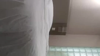少女员工在工作中使用她的资产被操