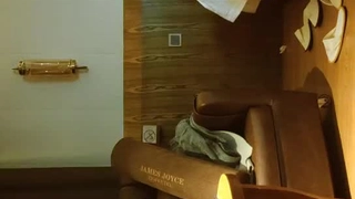 维生素E粗壮大屌男3P上海极品小骚妻，叫床了一夜，湿透了一夜~