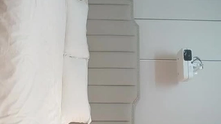 一个男人与两个德国少女进行双重插入,使用假阳具和自己的大鸡巴