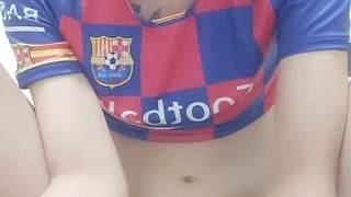 与继母和她的继女在浴室里的群交