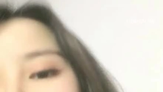 业余少女为老人看护婴儿时喷水