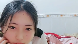 顺从的大学女孩享受男性支配和口交