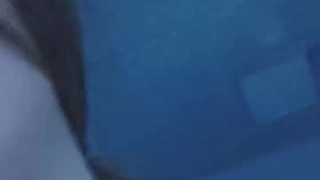 欧洲业余爱好者在车库里被按摩师拉伸她的剃光阴户