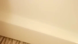 少女游戏女孩给一个感性的按摩,并吸吮阴茎